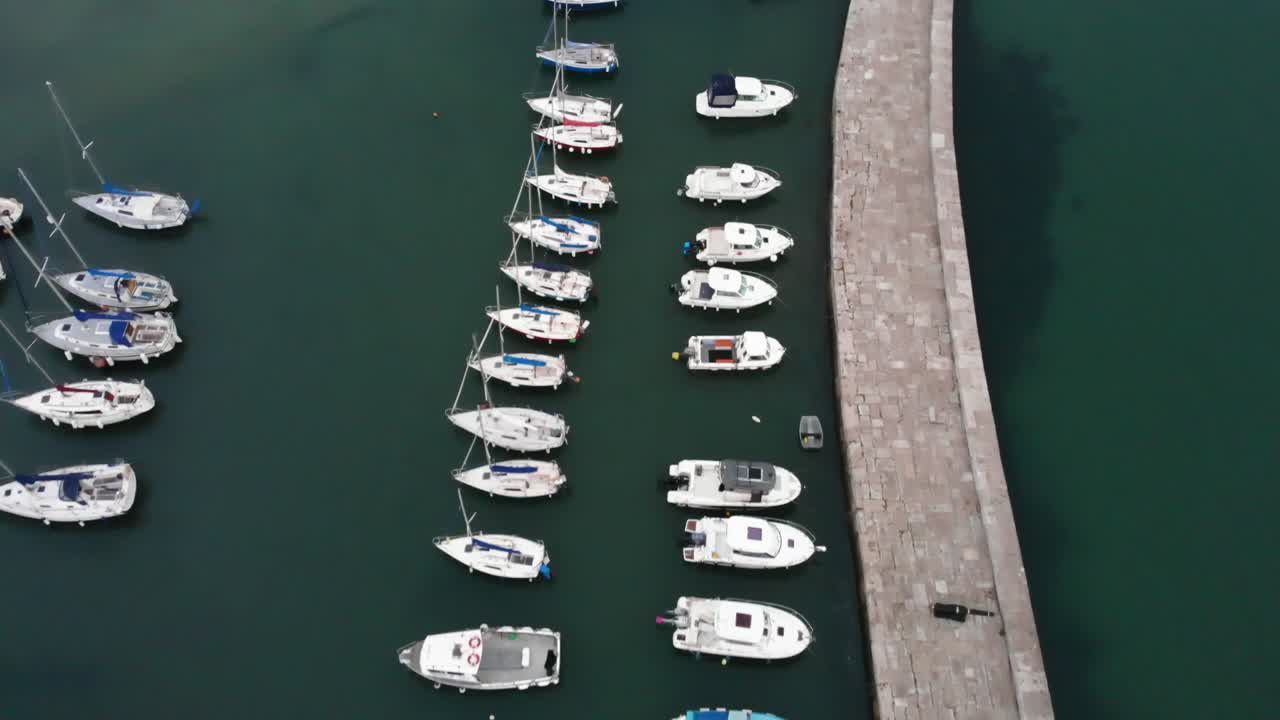fotografía cenital de antena de veleros amarrados en el cobb lyme regis dorset, inglaterra