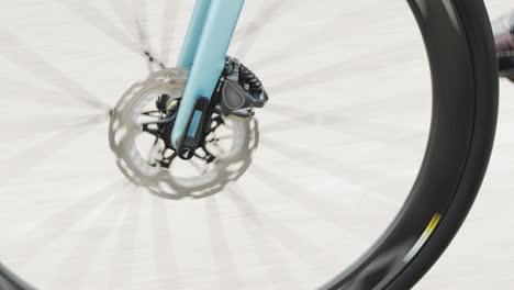 la rueda de la bicicleta está girando el resplandor del sol a través de los radios de la rueda de las bicicletas