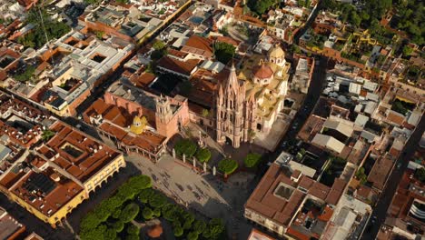 Toma-Aérea-De-La-Parroquia-San-Miguel-Arcángel-En-San-Miguel-De-Allende