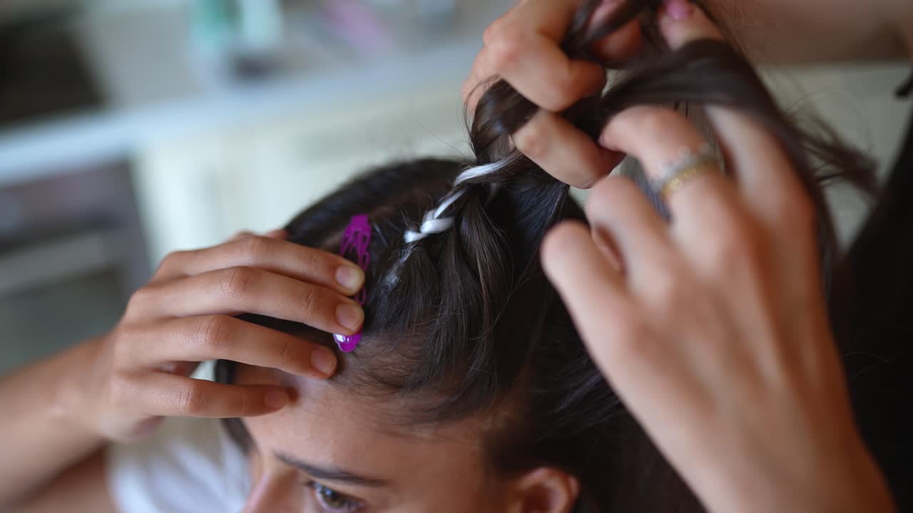 trenzar el cabello de un niño