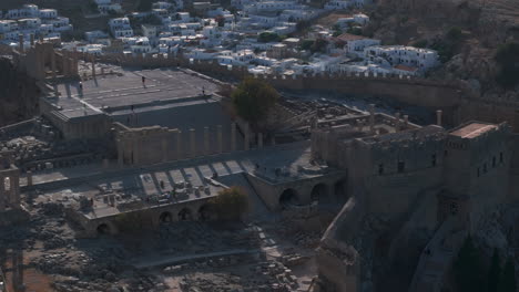 Eng-Aufsteigende-Luftaufnahme-über-Der-Akropolis-Von-Lindos,-Die-Den-Blick-Auf-Die-Stadt-Freigibt