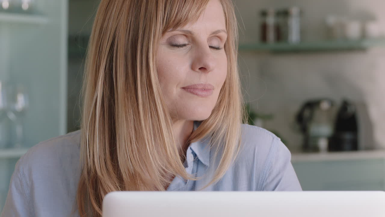 mujer hermosa usando computadora portátil trabajando en casa navegando en línea leyendo mensajes de redes sociales en la computadora escribiendo correo electrónico disfrutando de la comunicación digital