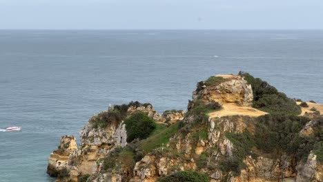 一艘船出现在靠近海岸悬崖的海上