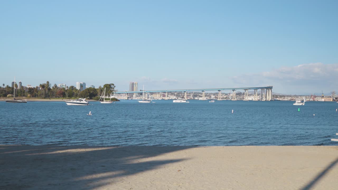 4k 스 ⁇  비디오: 코로나도 만, 코로나도 다리와 골프 코스 배경을 통과하는 보트와 세일보트 - 60초, 2023년 여름
