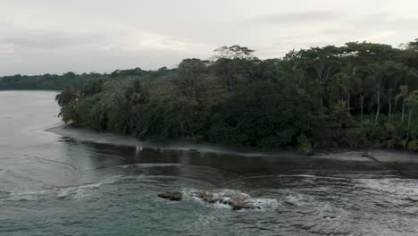 Hermosa-Isla-De-Punta-Mona-En-El-Lado-Caribeño-En-Costa-Rica