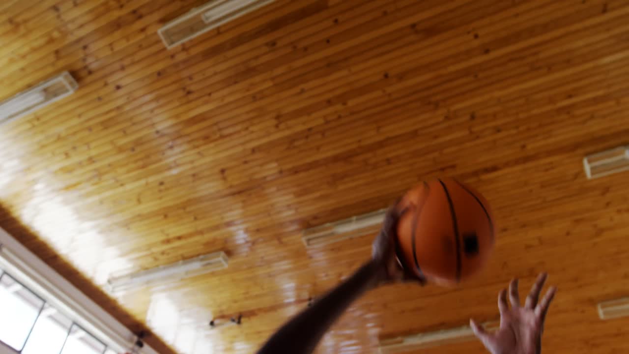 jugador de baloncesto jugando en la cancha