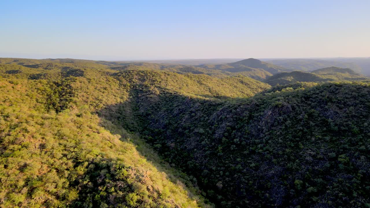 líneas de cordilleras geológicas estratigráficas al atardecer, san luis bajo veliz, argentina