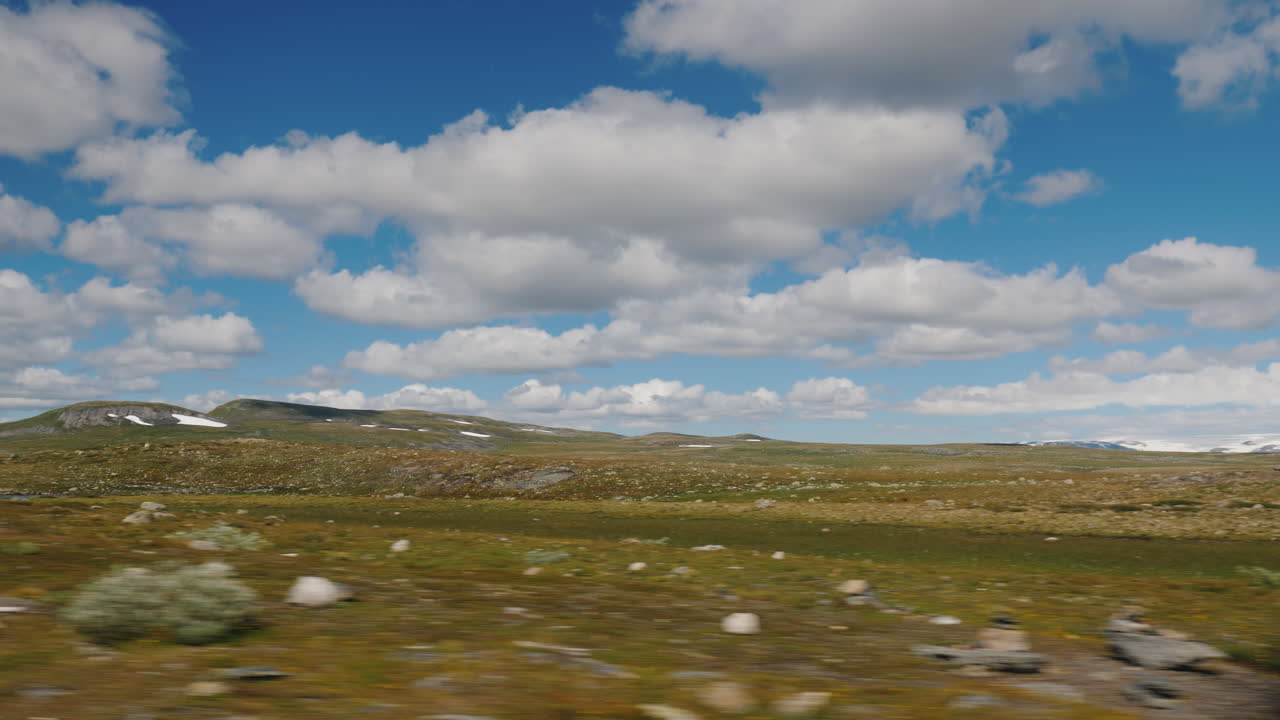 hermoso paisaje de la vista rural de noruega desde la ventana del autobús 4k video
