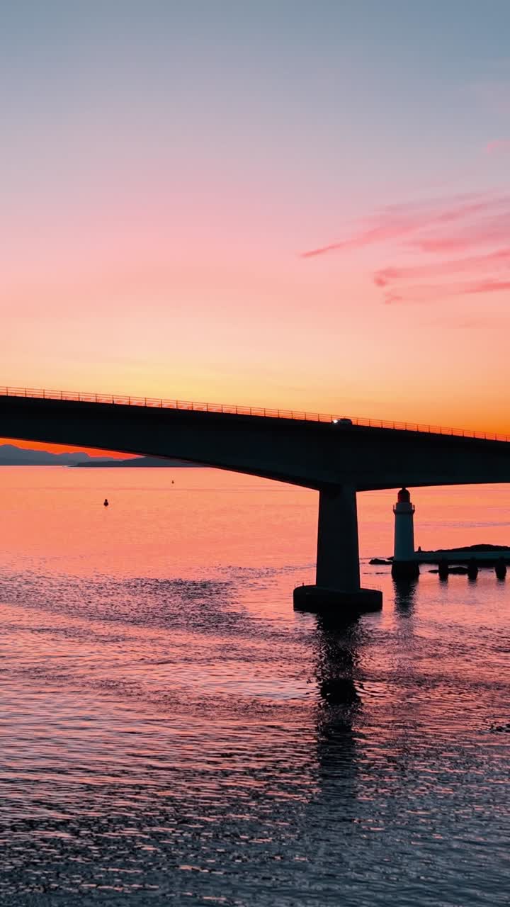 Tramonto drammatico sull'acqua con un ponte in Scozia