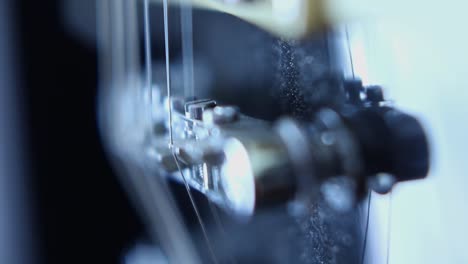 pan sobre el primer plano de la guitarra eléctrica