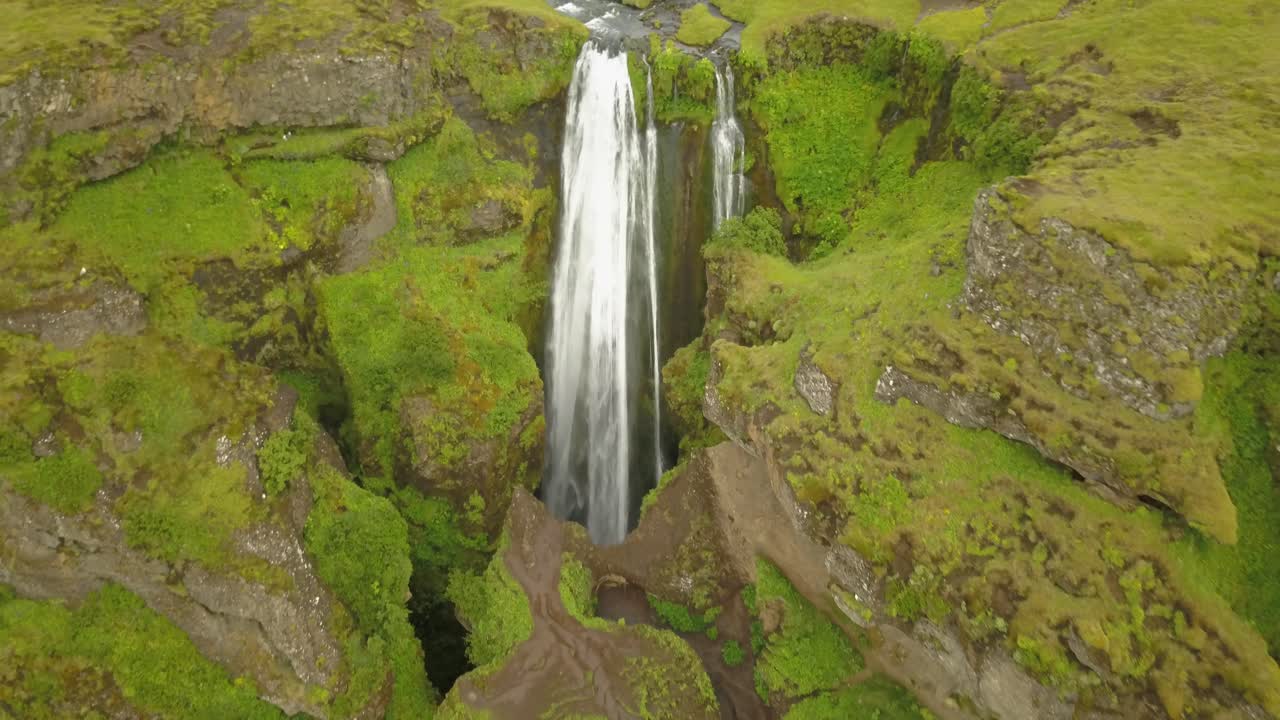 catarata islandesa en un valle exuberante
