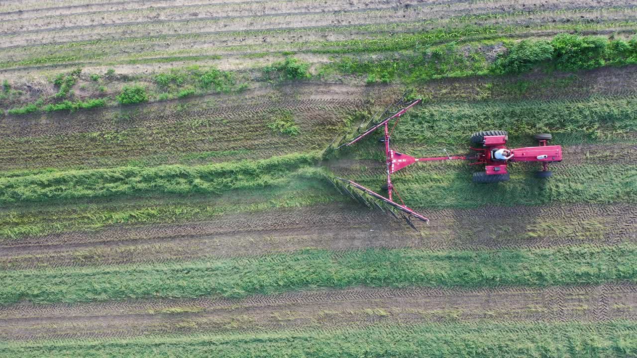 을 수확 하는 트랙터 의 공중 사진