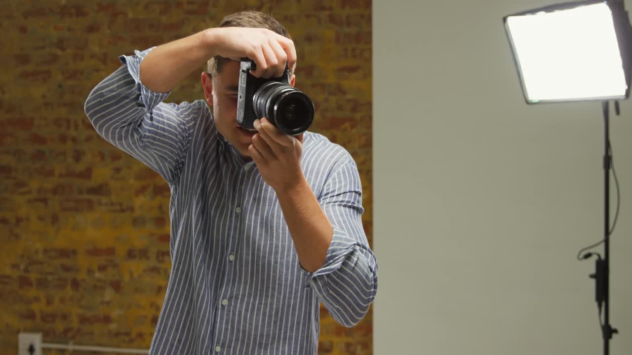 un joven tomando una foto