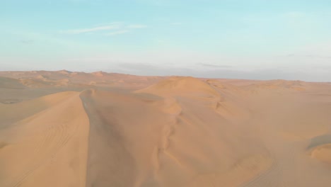 aérea en las dunas de arena de postre en el perú huacachina
