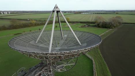 Vista-Aérea-Del-Telescopio-De-Radio-Observatorio-Mullard-Mrao-En-órbita-En-La-Campiña-De-Cambridge