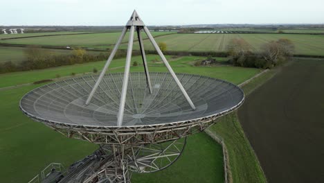 vista aérea del telescopio de radio observatorio mullard mrao en órbita en la campiña de cambridge