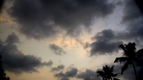 Lluvia-Antes-De-Las-Nubes-De-La-Tarde-Y-El-Cielo-Magnífico-En-Las-Nubes-De-Lapso-De-Tiempo-De-Movimiento-Rápido