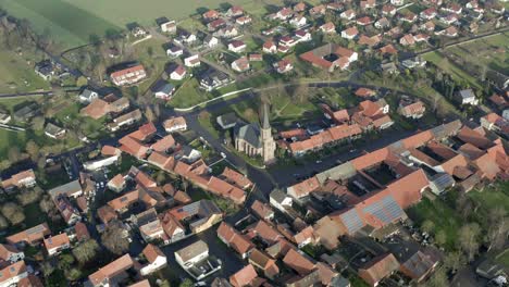 Antena-De-Drones-Del-Lago-Seeburg-Seeburger-See-En-Una-Hermosa-Mañana-De-Domingo-En-El-Parque-Nacional-Harz-Cerca-De-Göttingen-En-Alemania-Central