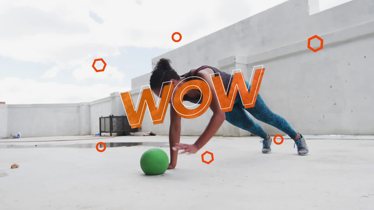 animación de wow texto sobre mujer biracial haciendo flexiones en una pelota