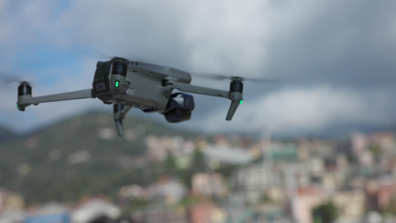 dji mavic 3 pro 드론의 초록색 불빛이  ⁇ 박이고 있습니다.