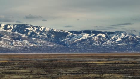 Disparo-De-Teleobjetivo-Aéreo-Desde-Las-Montañas-Rocosas-De-Syracuse,-Utah