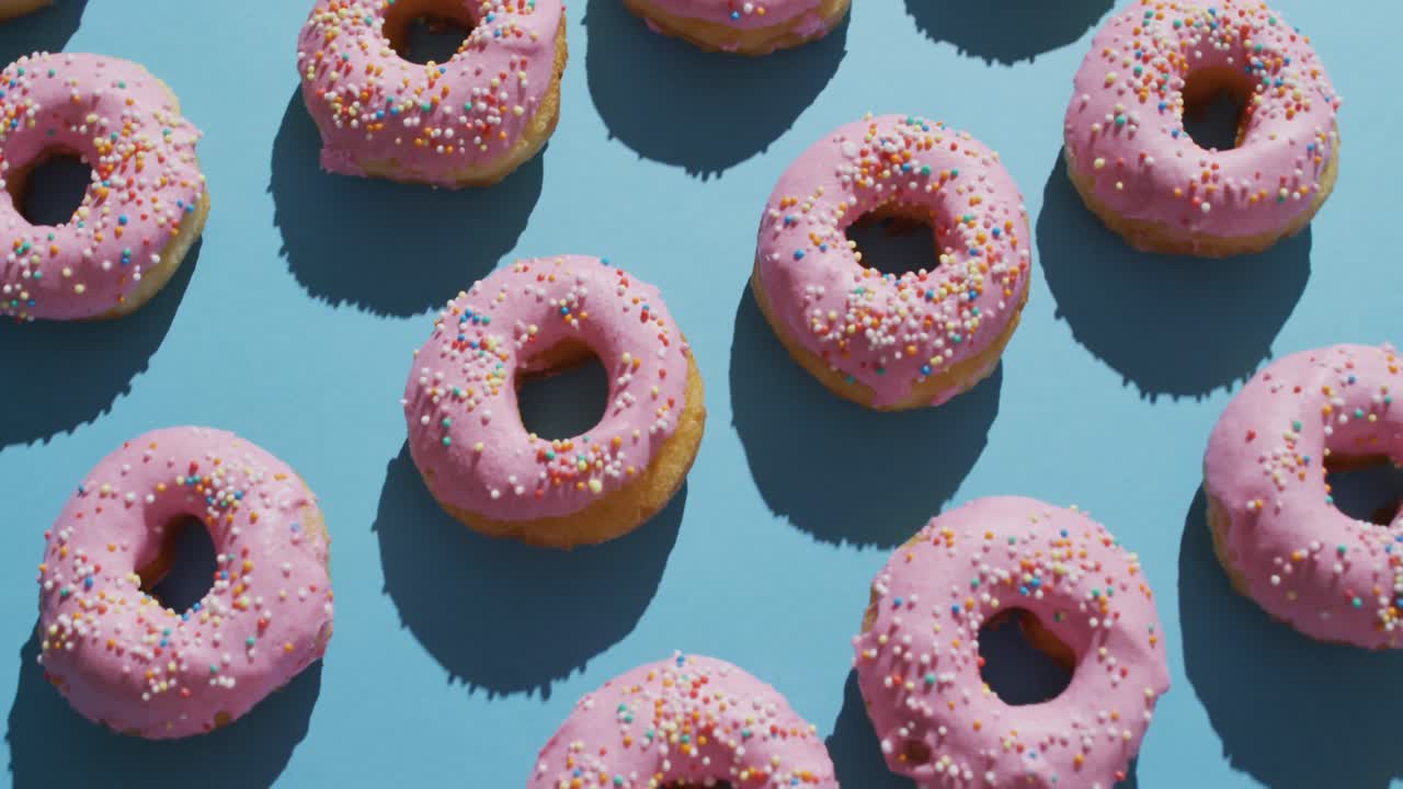 Video di ciambelle con glassa su sfondo blu
