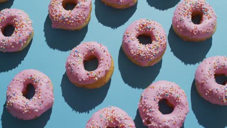 video de rosquillas con glaseado sobre fondo azul