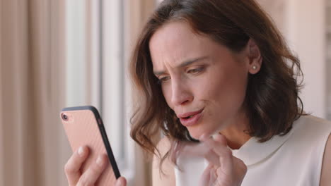 Mujer-Feliz-Teniendo-Video-Chat-Usando-Un-Teléfono-Inteligente-Madre-Saludando-Al-Bebé-Sonriendo-Disfrutando-Charlando-Por-Teléfono-Móvil-En-Casa