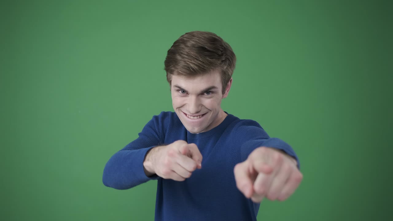 hombre feliz celebrando el éxito