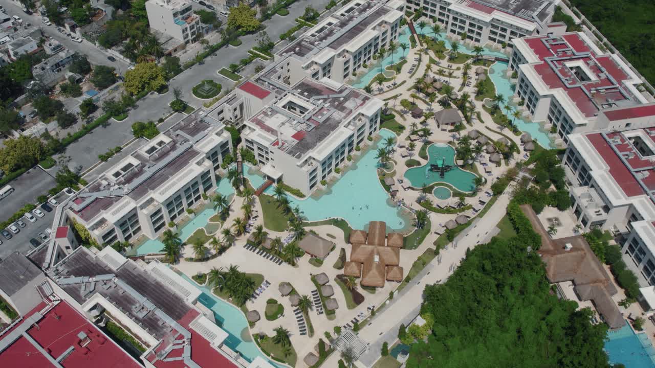멕시코에 있는 올 인클루시브 리조트의 궤도를 도는 공중 전망