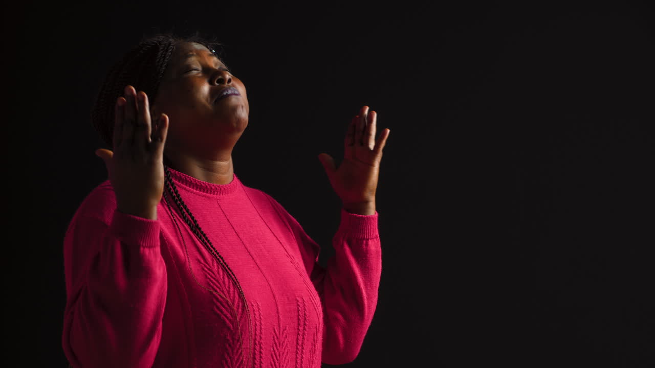mujer orando con las palmas extendidas hacia arriba