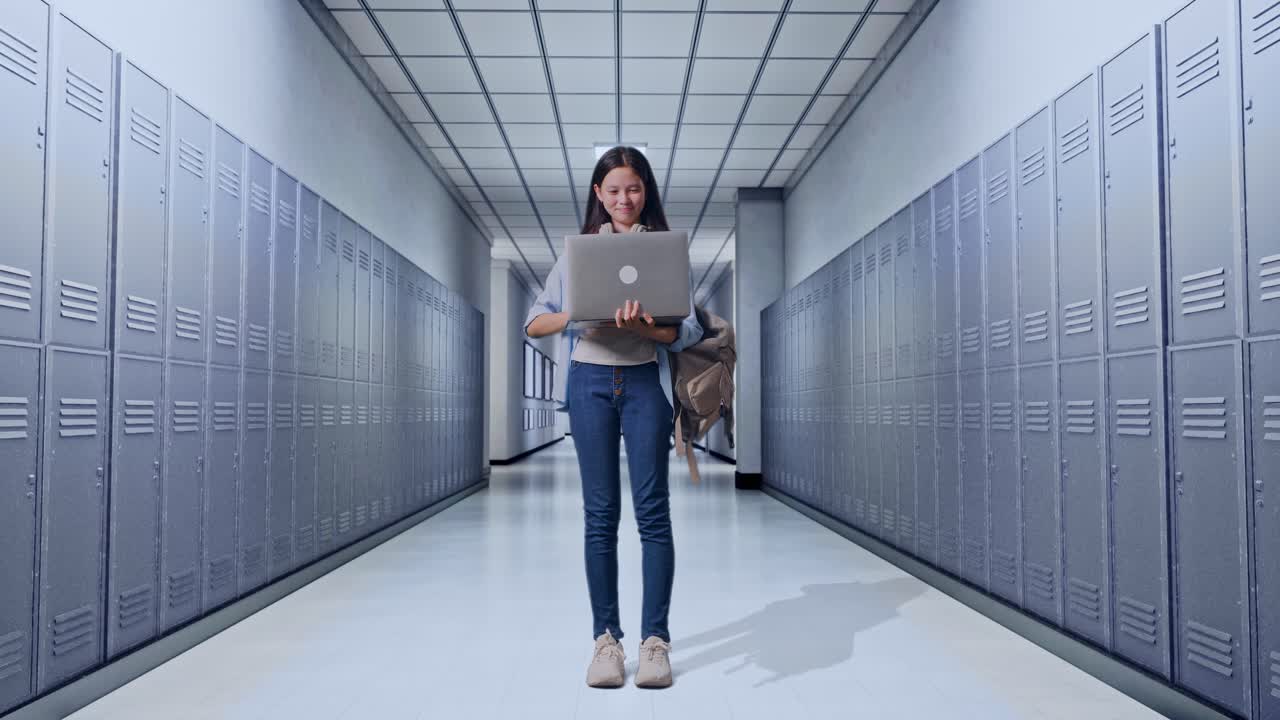 estudiante en un pasillo de la escuela con una computadora portátil