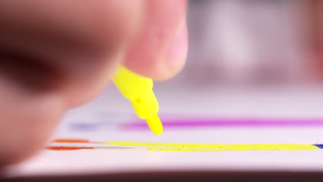 dibujo a mano del niño con marcador amarillo