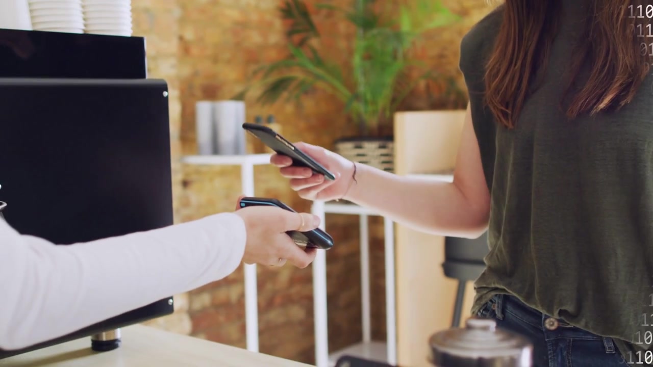 縦型動画：カフェで顧客がスマートフォンをタップし、スタッフがリーダーを提供、バイナリが支払いを確定する