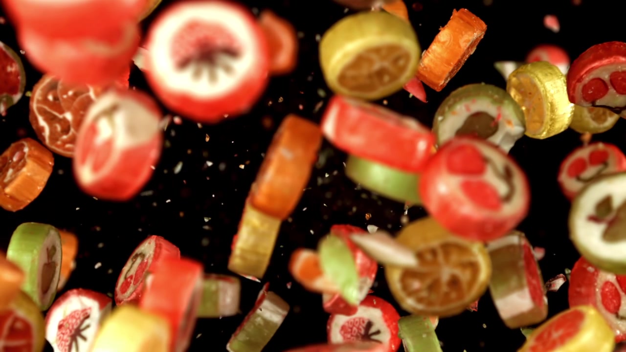 Doces de Frutas Coloridos Caindo em Câmera Lenta em Fundo Preto