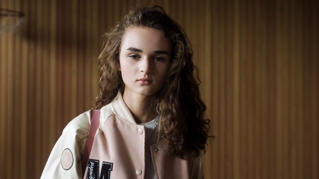 adolescente en el gimnasio de la escuela