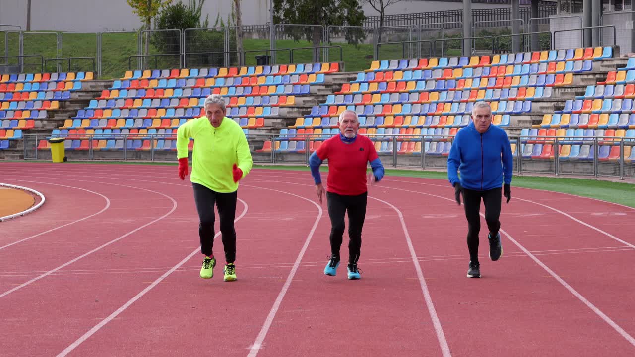 Uomini anziani che fanno jogging su una pista da corsa