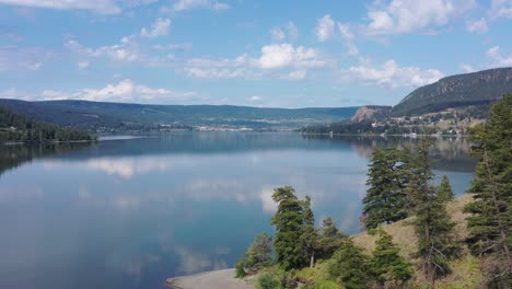 Vista-Aérea-Del-Lago-Williams-Revela-El-Majestuoso-Paisaje-Del-Norte-De-Columbia-Británica