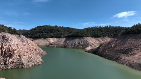 Sequía-Del-Depósito-De-Agua-En-Sau,-Cataluña,-España,-Vista-Aérea-De-Drones,-Día-Soleado