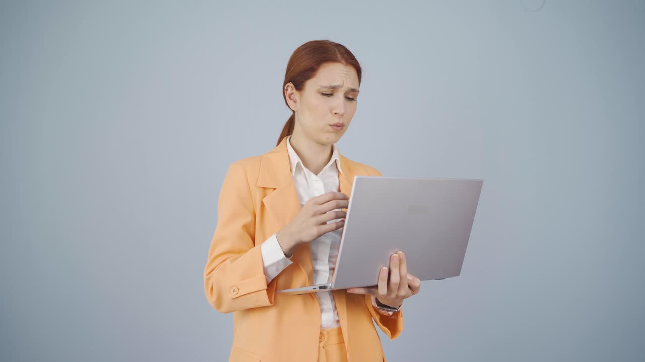 mujer de negocios mirando la computadora portátil frustrada, triste e indefensa.