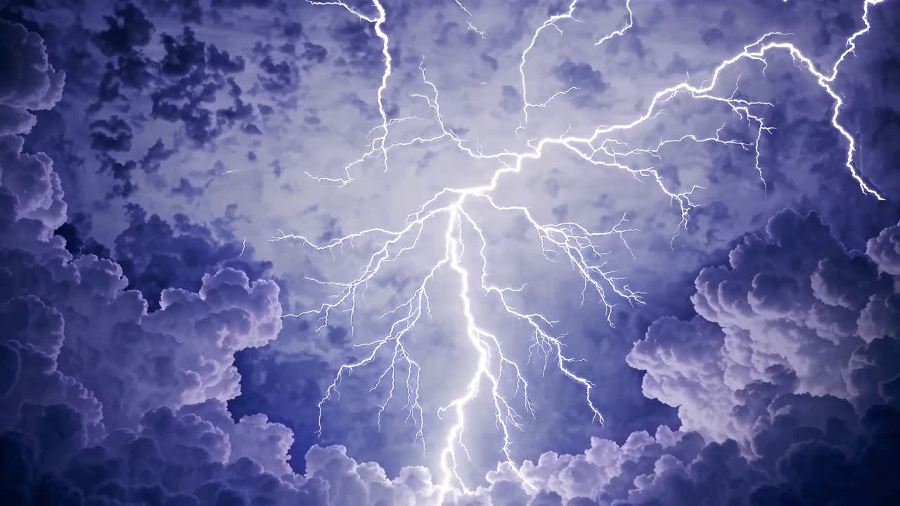 Concetto video drammatico di un temporale con fulmini, ripreso da un'angolazione bassa, che mostra fulmini vividi.