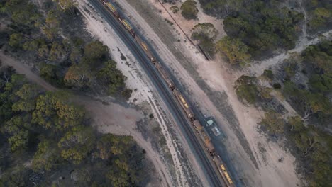 Vista-Aérea-Superior-Sobre-Un-Largo-Tren-De-Carga-De-Combustible-En-El-Oeste-De-Australia