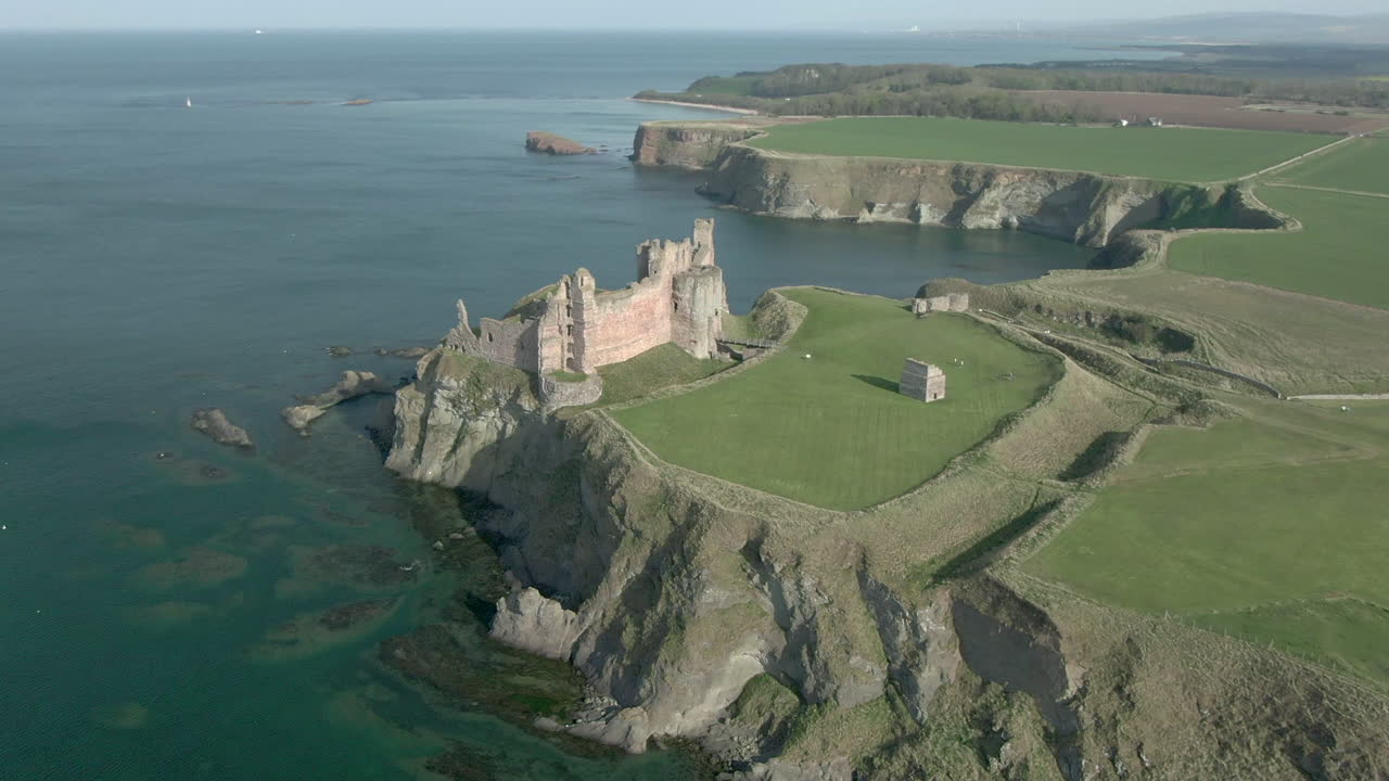 스코틀랜드 이스트 로디안(east lothian) 화창한 날 탄탈론 성(tantallon castle) 폐허 앞의 공중 전망