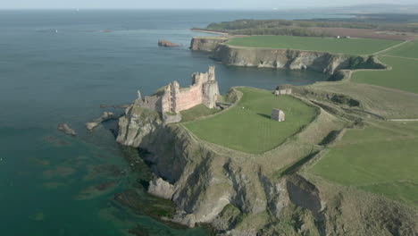 una vista aérea del frente de la ruina del castillo de tantallon en un día soleado, east lothian, escocia