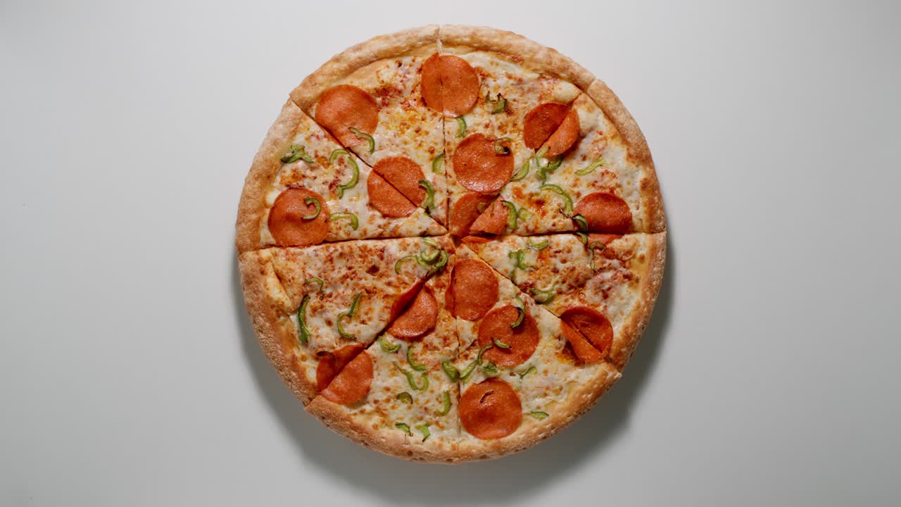 손은 테이블에서 피자 조각을 가져갑니다.