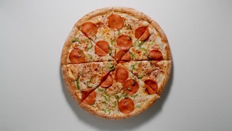 la mano toma una rebanada de pizza de la mesa