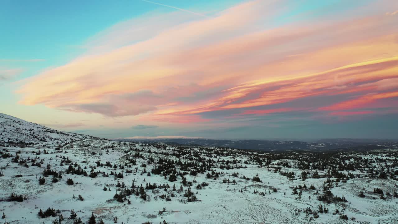 황금 시간의 아름다운 줄무, 노란색과 은 빛은 눈 인 블레피젤 산맥 위의 구름을 비추고, 노르웨이의 버스케루드 레마크 산맥을 고 있습니다.