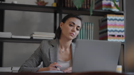 Mujer-Que-Trabaja-Desde-Casa-Usando-Una-Computadora-Portátil-Mientras-Lee-Un-Mensaje-De-Texto.-Mujer-Que-Usa-El-Estudio-De-Trabajo-Portátil-En-La-Oficina.-Mujer-De-Negocios-Escribiendo-Portátil-En-El-Lugar-De-Trabajo-Mujer-Trabajando-En-El-Teclado-De-Mano-De-La-Oficina-En-Casa.