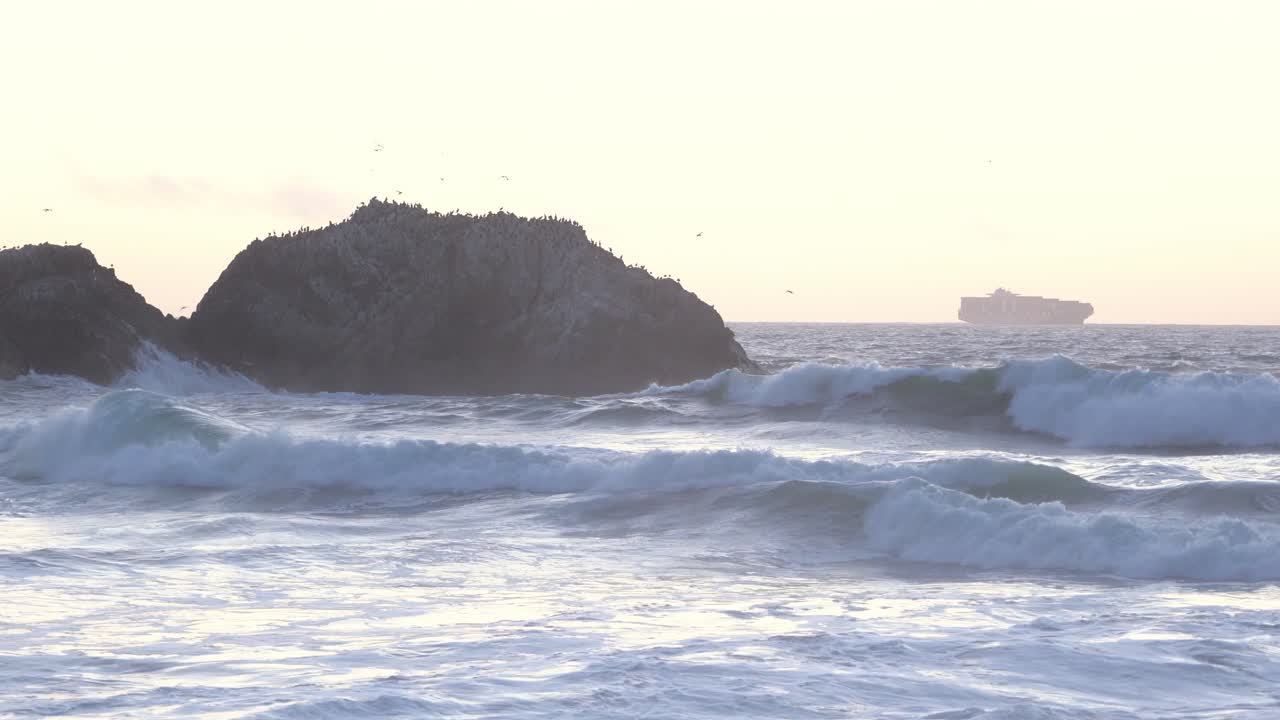 Waves flowing strongly and crashing on the rocks