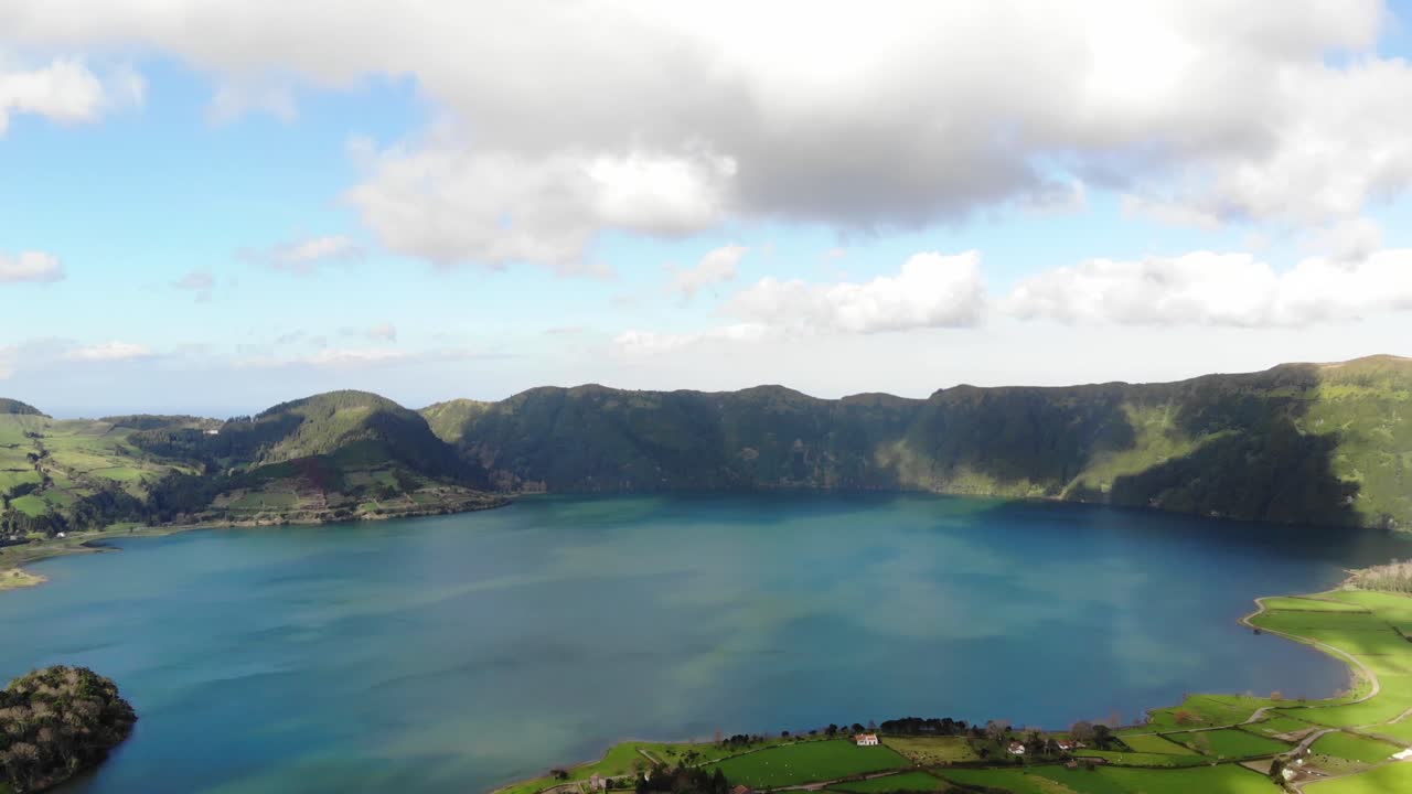 sete cidades, ponta delgada, azores에 있는 lagoa azul의 탁 트인 전망 - 전방 공중 비행